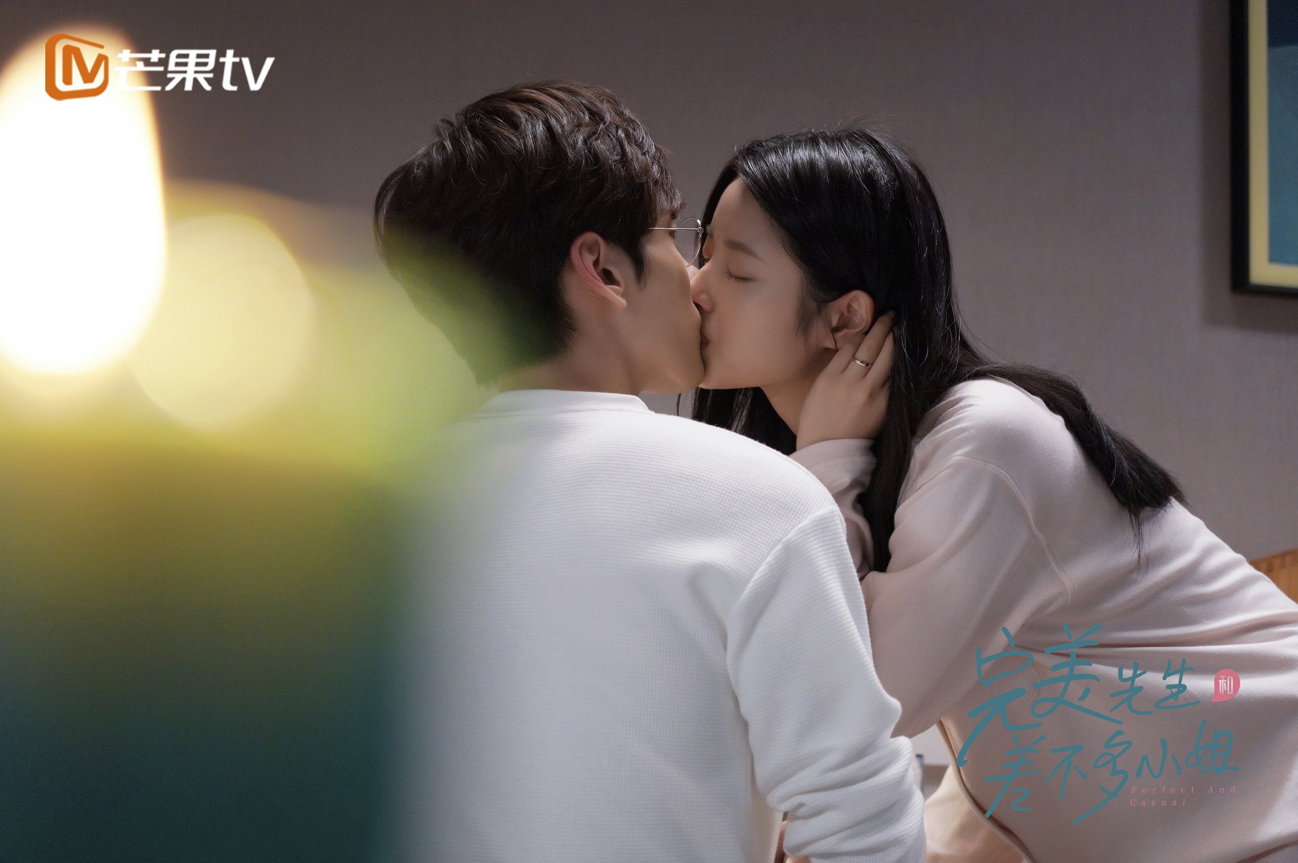 “四川省体育馆:自由搏击赛事,选手们展开血脉喷张的极限对抗!”