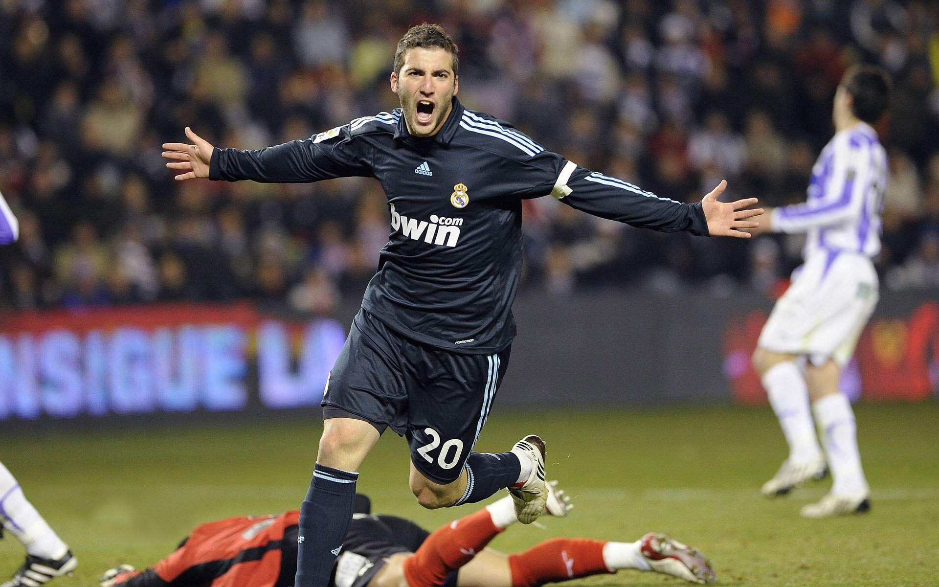 【犯规实例】著名犯规案例深度剖析，判罚背后隐藏的战术思考，犯规种类有哪些